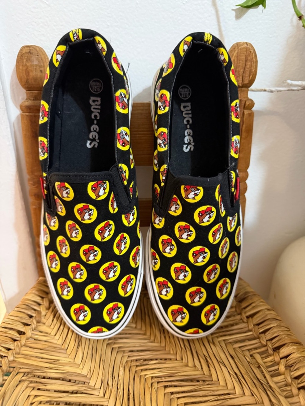 Buc-ee’s Slip-On Sneakers Black Beaver Logo Unisex 7M/9W EUC Travel Souvenir